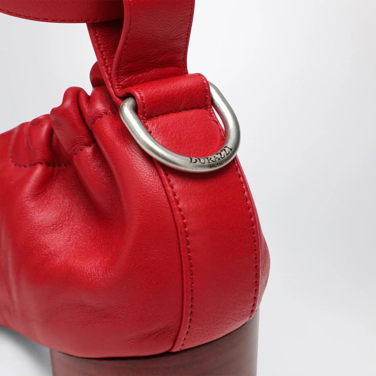 Décolleté rosso con logo D-Ring – Image 6