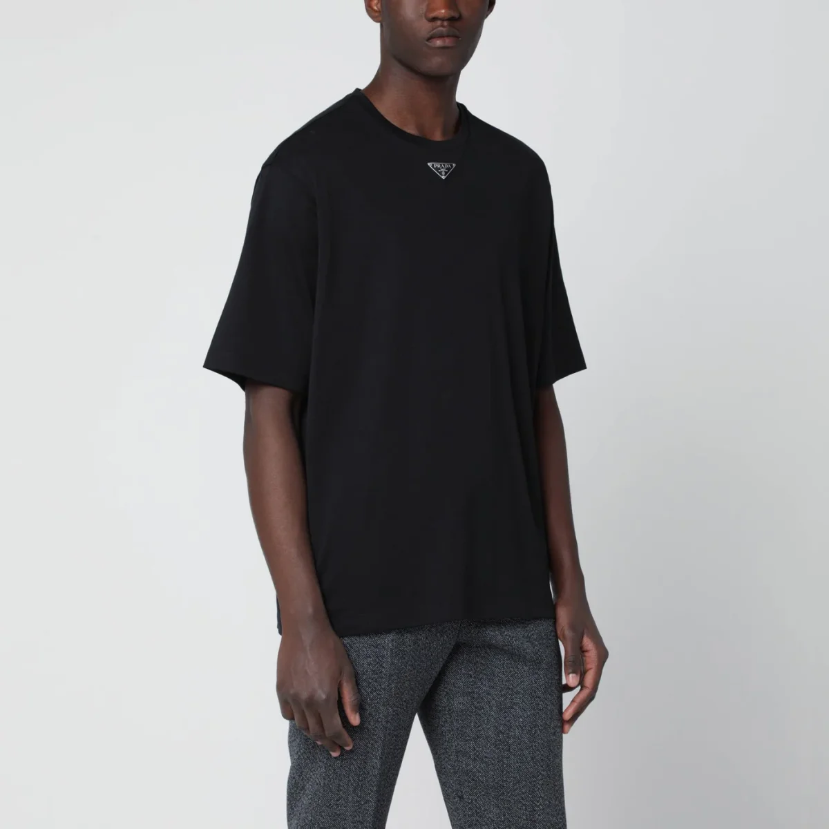 T-shirt nera con triangolo logo – Image 2