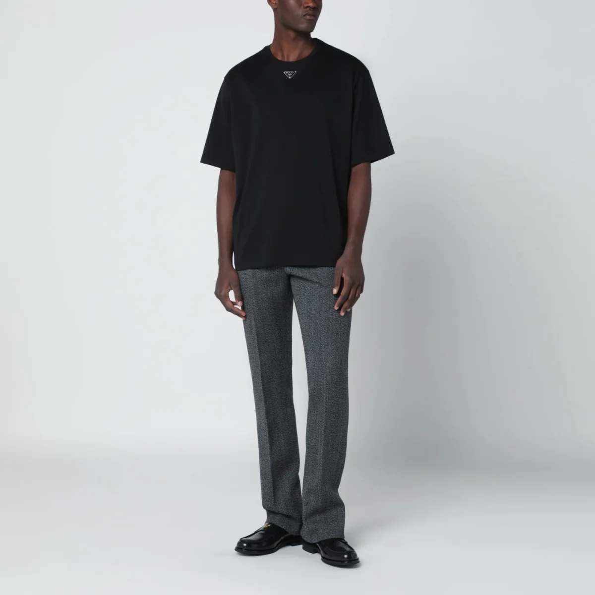 T-shirt nera con triangolo logo – Image 3