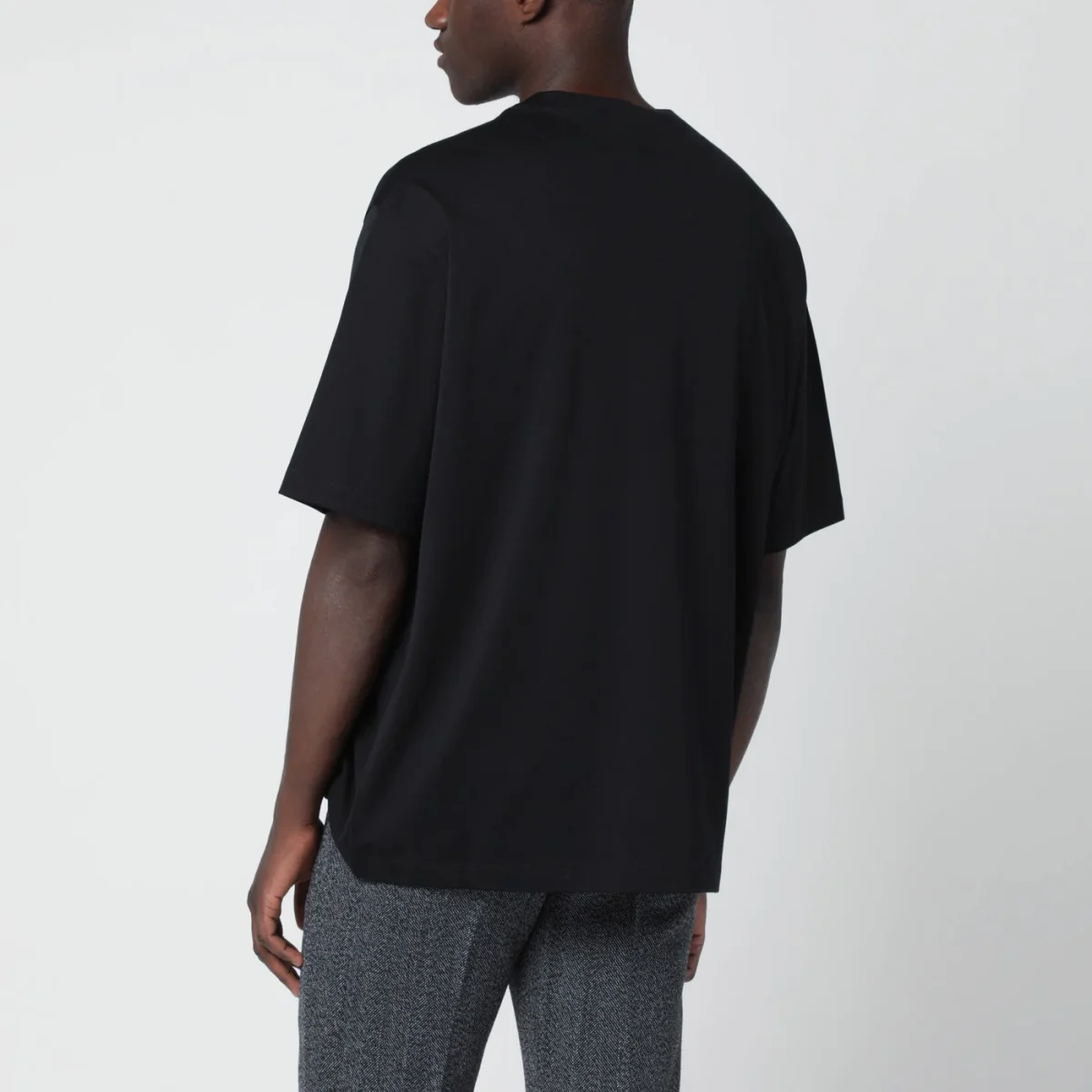 T-shirt nera con triangolo logo – Image 4