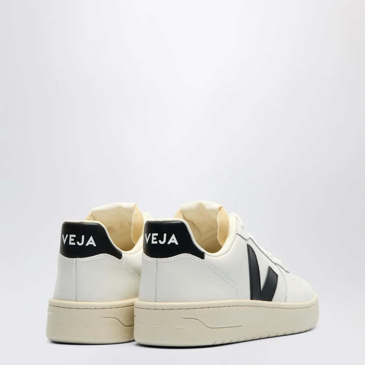 Sneaker V-10 in pelle bianca e nera – Image 4